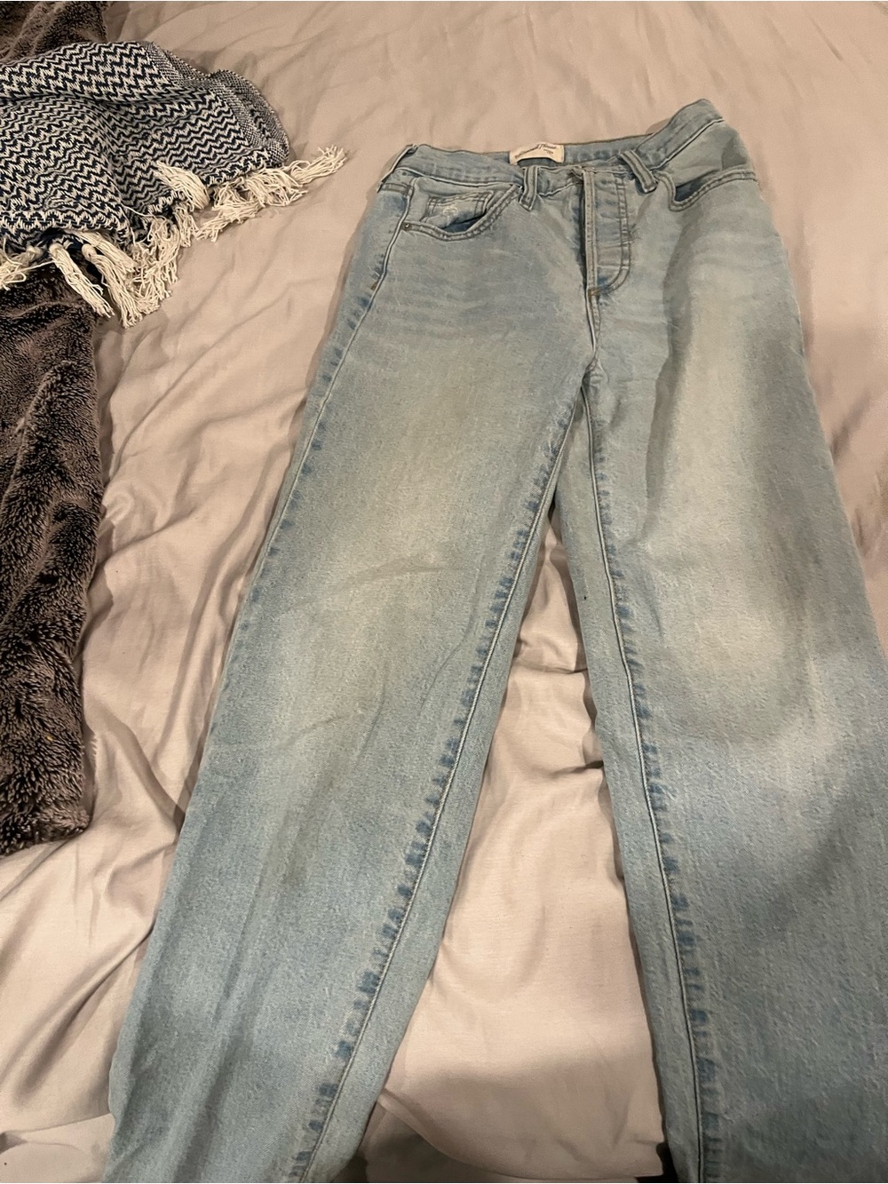 Universal Thread Light Wash Straight Leg Jeans